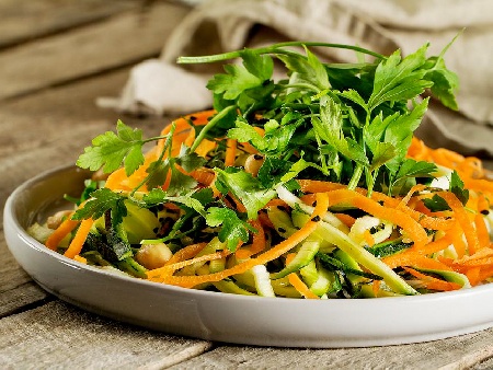 Пъстра здравословна салата от тиквички, моркови и нахут със сладко-кисел дресинг - снимка на рецептата